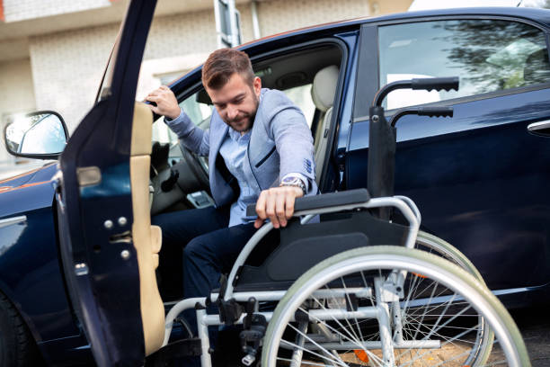 Pessoa com deficiência entrando em carro adaptado em ambiente acolhedor